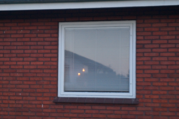 Der er fortsat nogen der minder befrielsen for 70 �r siden ved at s�tte stearinlys i vinduerne.